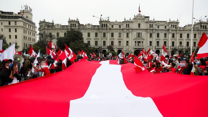 Pedro Castillo en Perú entre supuestas amenazas de golpe de estado y baja aceptación