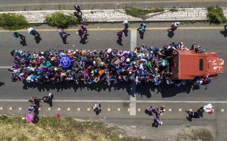 Gran caravana de migrantes se dirigen a Estados Unidos desde el sur de México