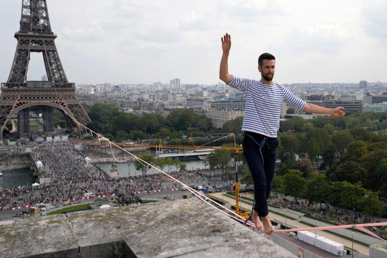 Francés escala una cuerda de 70 metros de altura desde la Torre Eiffel