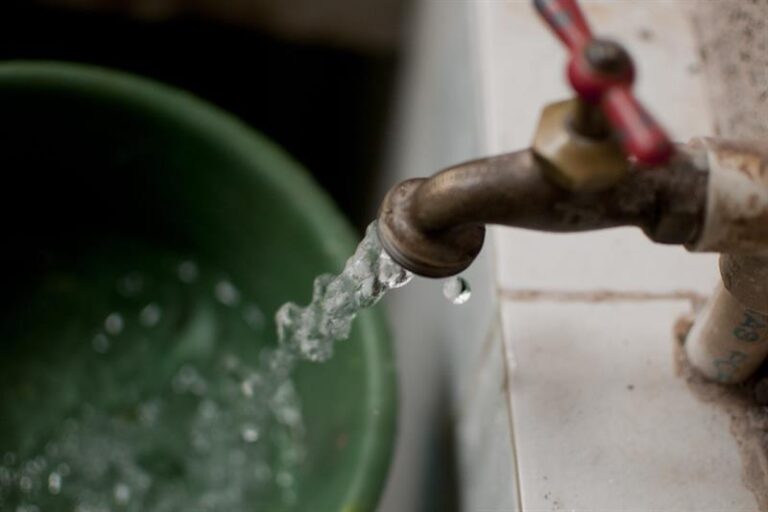 Aumento en la tarifa de agua por sobre 1000 % y calculada en Petros afectan el bolsillo de los venezolanos