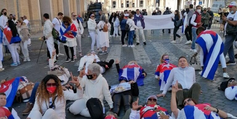 El Vaticano en problemas: Policía le quita la bandera a un cubano en medio del Ángelus