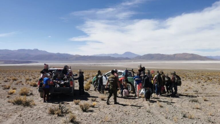 Rescatan a 41 venezolanos migrantes en el desierto fronterizo de Chile