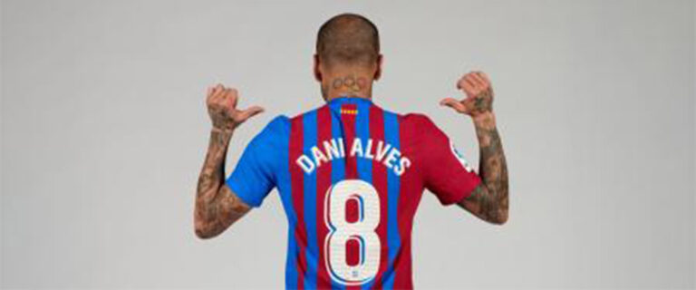 Dani Alves llevará el número 8 en la espalda en su nueva etapa con el Barcelona