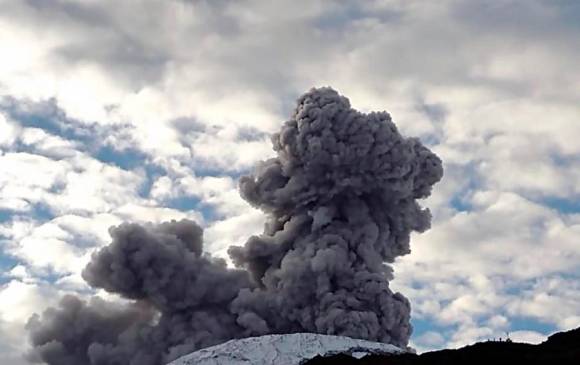 El Volcán Nevado del Ruiz registró nueva actividad sísmica, una emisión de ceniza que podría afectar varias zonas de Colombia