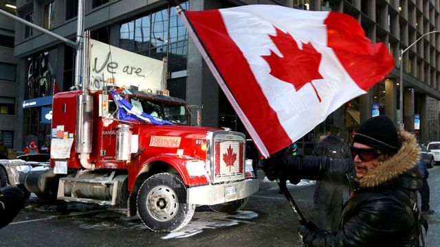 Protesta de camioneros en Canadá por la vacuna obligatoria del COVID-19, bloquea el principal paso con Estados Unidos