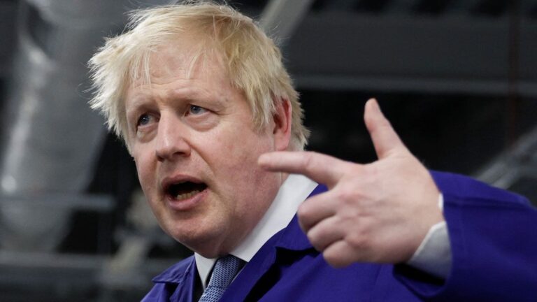 Boris Johnson: Movimientos en el gabinete en medio de su peor crisis