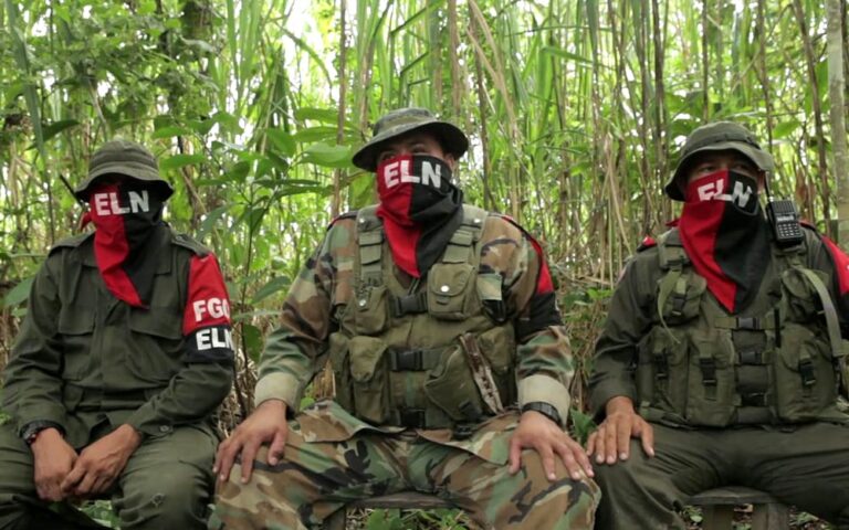 Este video muestra los enfrentamientos entre las disidencias de las FARC y el ELN en territorio venezolano