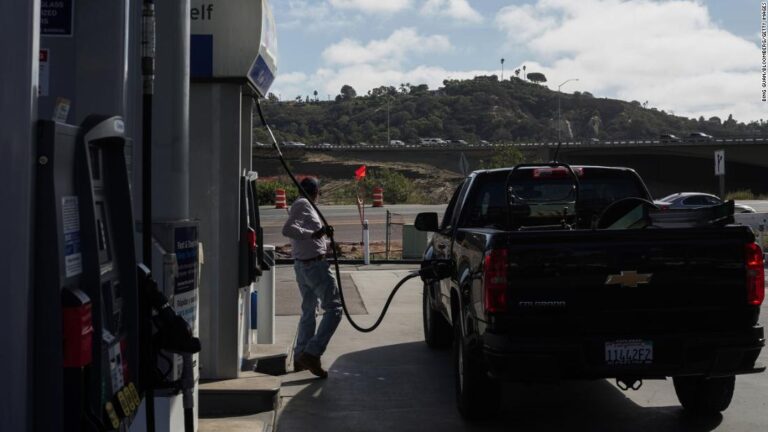Conflicto militar Rusia-Ucrania: Precios de la gasolina en California roza los $6,25 por galón
