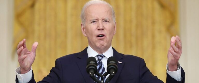 Biden ordena congelar activos rusos en EEUU