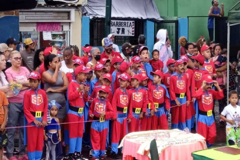 Líderes del chavismo repartieron decenas de disfraces de «Superbigote», el héroe inspirado en Maduro