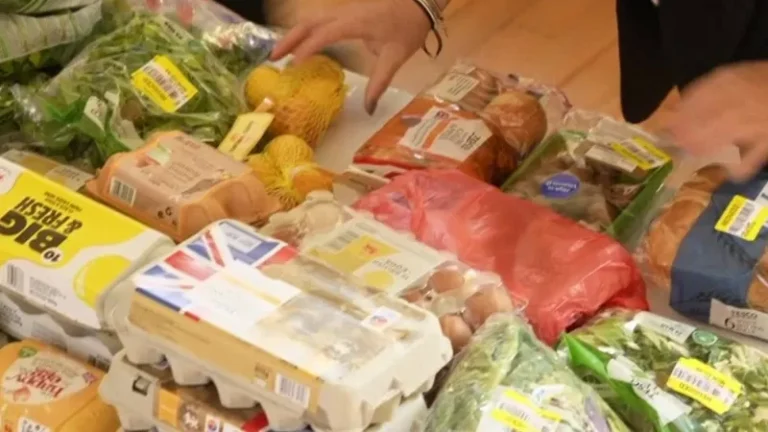 Aumento en el costo de la vida en Reino Unido hace crecer las filas en los comedores comunitarios