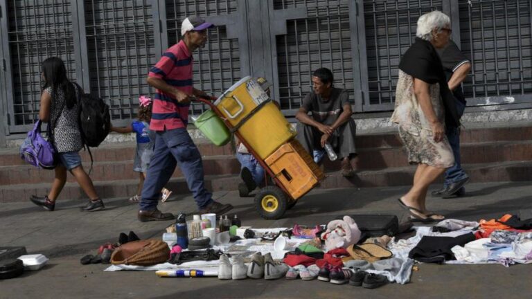 Trabajadores venezolanos seguirán en pobreza extrema pese al anunciado ajuste salarial
