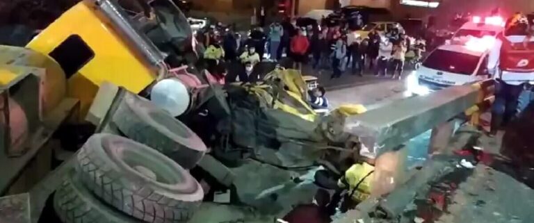 Accidente vial en Bogotá dejó dos fallecidos y 6 heridos tras volcamiento