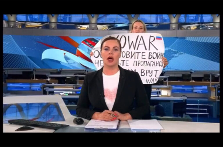 Periodista interrumpió el noticiero más visto en Rusia para protestar contra la invasión de Ucrania