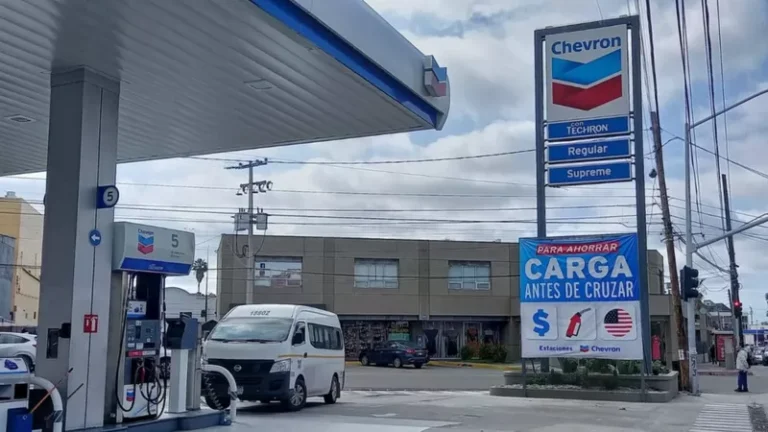 Gasolineras mexicanas a clientes de EE.UU.:»Para ahorrar, carga antes de cruzar»