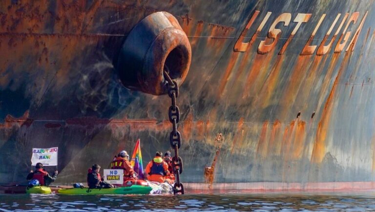 Greenpeace impide desembarco de barco petrolero ruso en Noruega