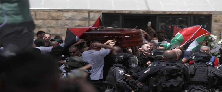 Shireen Abu Akleh: ataque de policías israelíes durante cortejo fúnebre