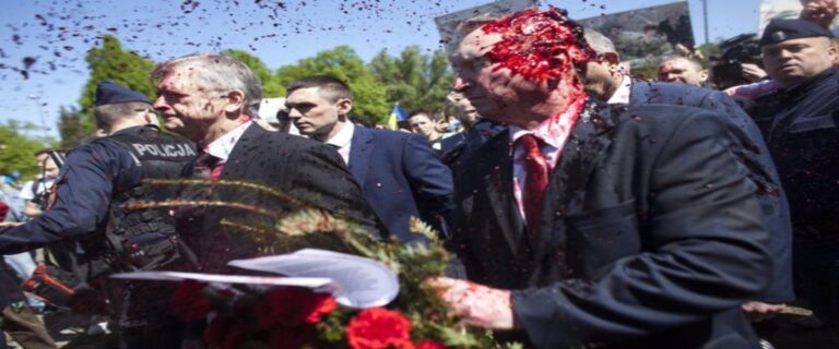 Manifestantes arrojaron pintura roja a embajador ruso en acto conmemorativo en Polonia